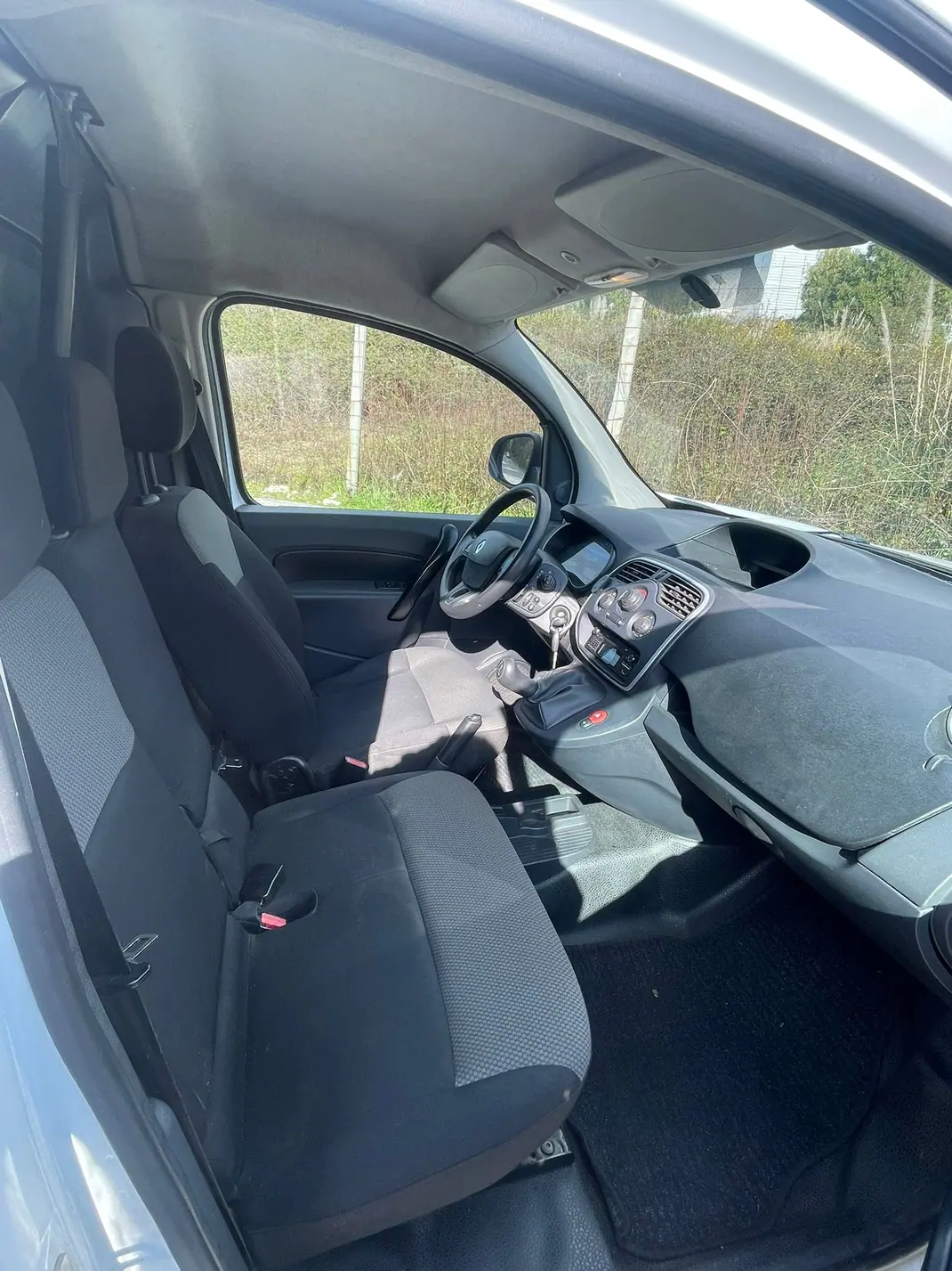 Renault Kangoo 2017 - 8500 EUR, 217000 km - AUTO.MOTO.pt - 217000km - foto 6 de 11