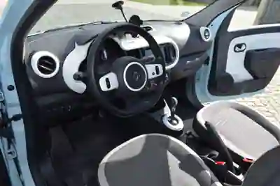 Renault Twingo 2024 - 13000 EUR, 28000 km - AUTO.MOTO.pt - 28000km - foto 7 de 12