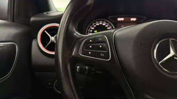 Mercedes-Benz A 180 2016 - 14990 EUR, 214388 km - AUTO.MOTO.pt - 214388km - foto 17 de 29