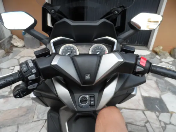 Honda Forza 2021 - 4600 EUR, 8400 km - AUTO.MOTO.pt - 8400km - foto 6 de 9