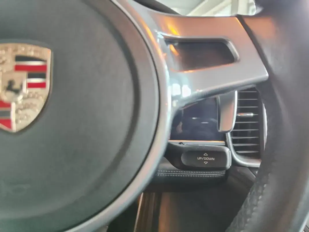Porsche Panamera 2011 - 37500 EUR, 129500 km - AUTO.MOTO.pt - 129500km - foto 28 de 38