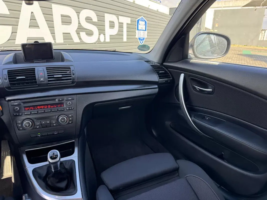 BMW 118 2010 - 11950 EUR, 215000 km - AUTO.MOTO.pt - 215000km - foto 14 de 24