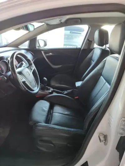 Opel Astra Sports Tourer 2011 - 6750 EUR, 226000 km - AUTO.MOTO.pt - 226000km - foto 13 de 37