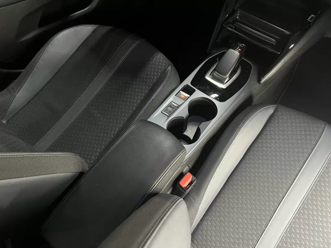 Peugeot e-2008 2020 - 18990 EUR, 50000 km - AUTO.MOTO.pt - 50000km - foto 45 de 51