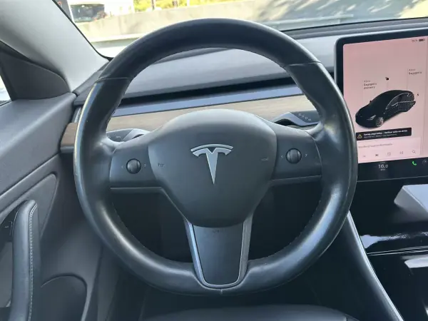 Tesla Model 3 2019 - 19900 EUR, 270000 km - AUTO.MOTO.pt - 270000km - foto 28 de 53