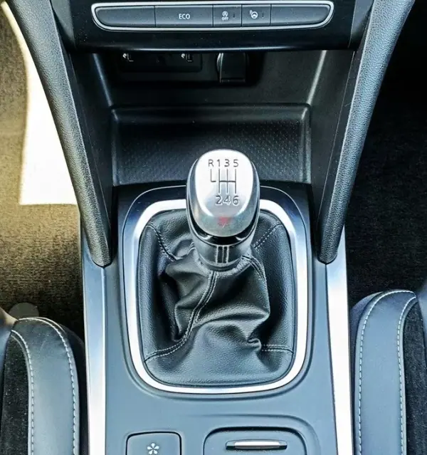 Renault Mégane 2020 - 18990 EUR, 82646 km - AUTO.MOTO.pt - 82646km - foto 14 de 23