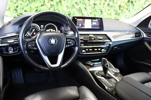 BMW 530e 2018 - 23900 EUR, 145900 km - AUTO.MOTO.pt - 145900km - foto 10 de 18