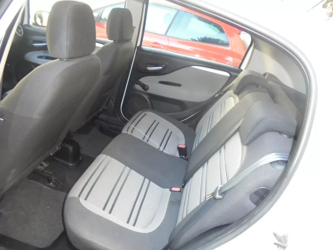 Fiat Punto 2010 - 5900 EUR, 147000 km - AUTO.MOTO.pt - 147000km - foto 14 de 28