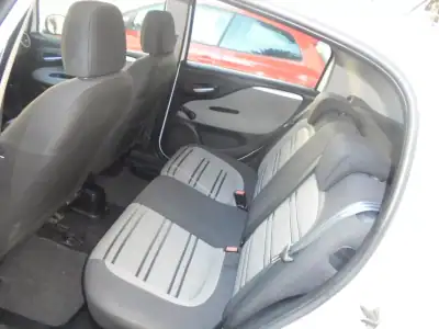 Fiat Punto 2010 - 5900 EUR, 147000 km - AUTO.MOTO.pt - 147000km - foto 14 de 28