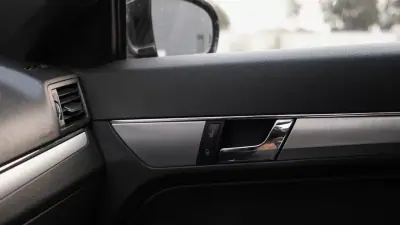 Mercedes-Benz E 250 2009 - 11999 EUR, 478000 km - AUTO.MOTO.pt - 478000km - foto 16 de 35