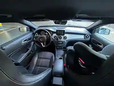 Mercedes-Benz GLA 180 2015 - 18750 EUR, 235000 km - AUTO.MOTO.pt - 235000km - foto 10 de 15