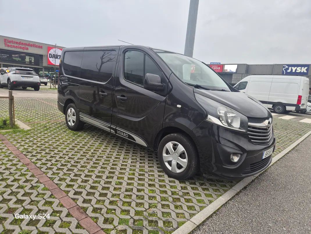 Opel Vivaro 2018 - 12900 EUR, 220000 km - AUTO.MOTO.pt - 220000km - foto 3 de 12