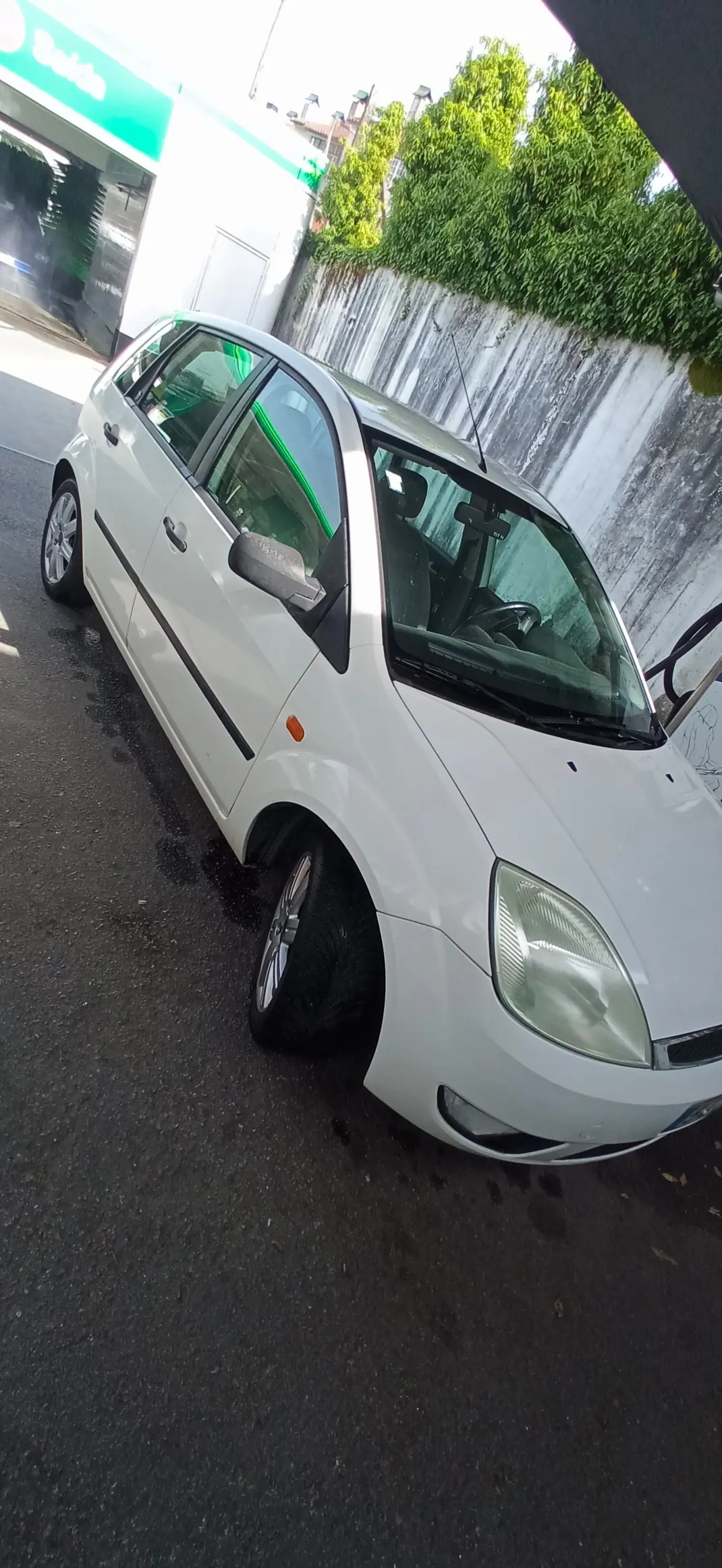 Ford Fiesta 2002 - 2000 EUR, 200000 km - AUTO.MOTO.pt - 200000km - foto 1 de 9