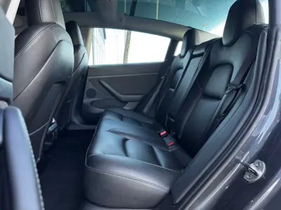Tesla Model 3 2022 - 29990 EUR, 125900 km - AUTO.MOTO.pt - 125900km - foto 28 de 31