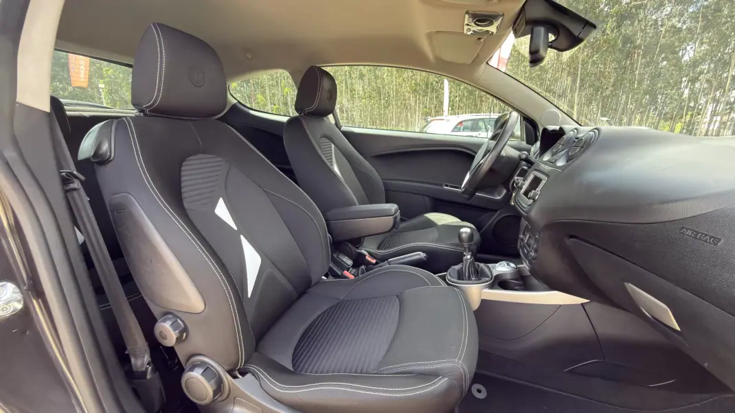 Alfa Romeo MiTo 2015 - 11600 EUR, 146000 km - AUTO.MOTO.pt - 146000km - foto 15 de 40