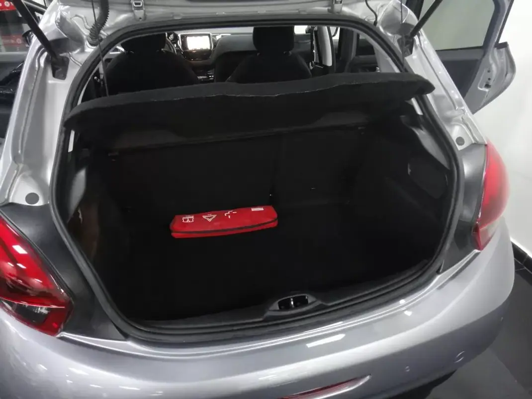 Peugeot 208 2019 - 11490 EUR, 71000 km - 71000km - foto 8 de 24