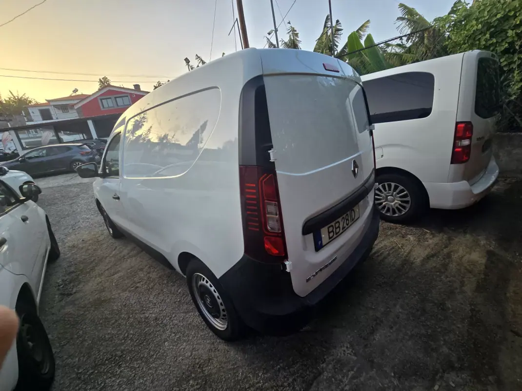 Renault EXPRESS 1.5 Blue dCi 2LUG 2023 - 16950 EUR, 70500 km - AUTO.MOTO.pt - 70500km - foto 2 de 7