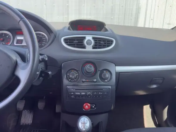 Renault Clio 2011 - 6450 EUR, 160000 km - AUTO.MOTO.pt - 160000km - foto 9 de 13