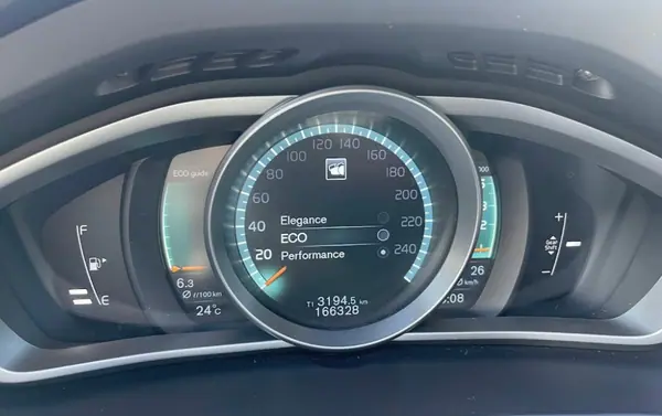 Volvo V40 2015 - 11000 EUR, 169000 km - AUTO.MOTO.pt - 169000km - foto 14 de 24