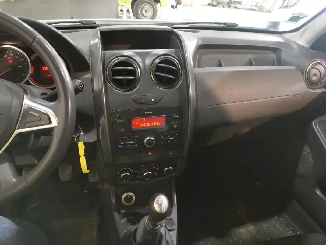 Dacia 2017 - 9900 EUR, 230462 km - AUTO.MOTO.pt - 230462km - foto 8 de 10