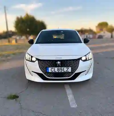 Peugeot e-208 2022 - 19900 EUR, 53000 km - foto 3 de 15