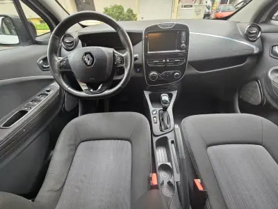 Renault Zoe 2019 - 7850 EUR, 130850 km - AUTO.MOTO.pt - 130850km - foto 9 de 22
