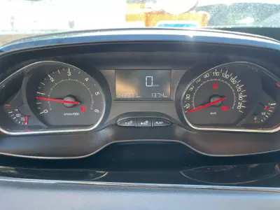 Peugeot 208 2014 - 11950 EUR, 143371 km - AUTO.MOTO.pt - 143371km - foto 11 de 12