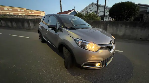 Renault Captur 2016 - 12999 EUR, 94000 km - AUTO.MOTO.pt - 94000km - foto 4 de 9