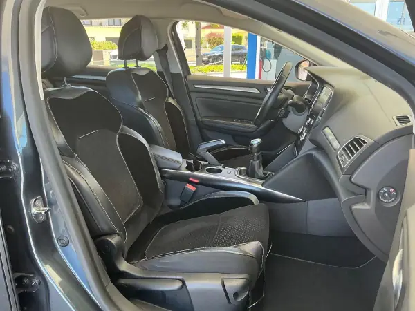 Renault Mégane Sport Tourer 2017 - 12750 EUR, 135000 km - AUTO.MOTO.pt - 135000km - foto 2 de 3