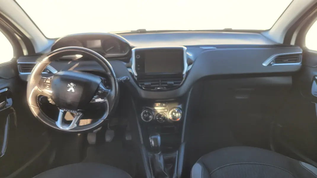 Peugeot 208 2016 - 7990 EUR, 83697 km - AUTO.MOTO.pt - 83697km - foto 4 de 10