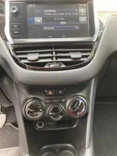 Peugeot 208 2016 - 9990 EUR, 66875 km - AUTO.MOTO.pt - 66875km - foto 12 de 23