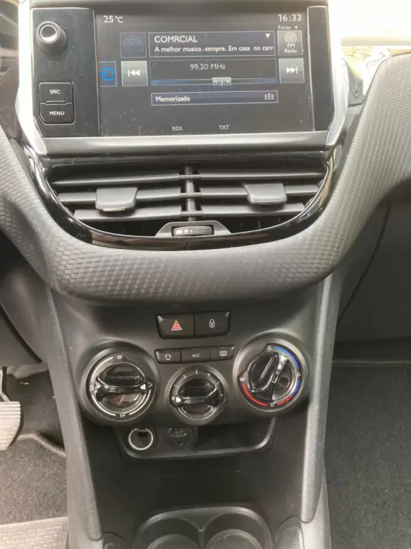 Peugeot 208 2016 - 9990 EUR, 66875 km - AUTO.MOTO.pt - 66875km - foto 12 de 23