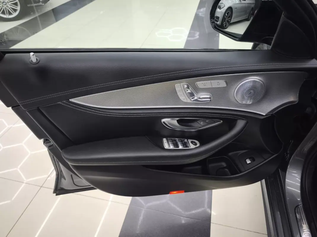 Mercedes-Benz E 220 2018 - 32950 EUR, 118099 km - AUTO.MOTO.pt - 118099km - foto 24 de 48