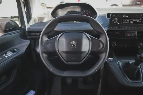 Peugeot Partner 2019 - 12500 EUR, 174520 km - AUTO.MOTO.pt - 174520km - foto 11 de 20