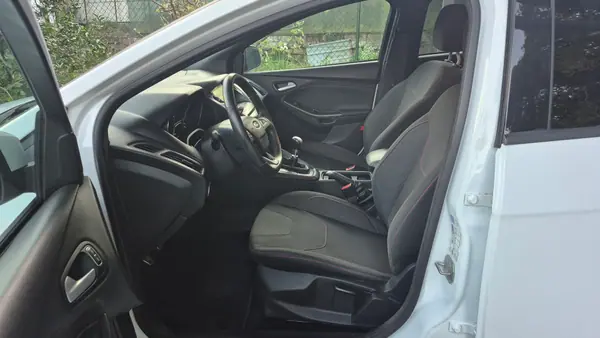 Ford Focus 2017 - 9995 EUR, 127234 km - AUTO.MOTO.pt - 127234km - foto 6 de 15