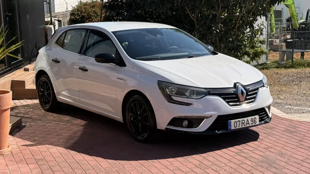 Renault Mégane 2016 - 8990 EUR, 208000 km - AUTO.MOTO.pt - 208000km - foto 15 de 27