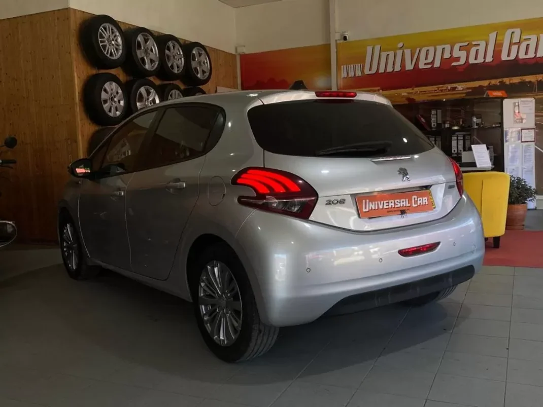 Peugeot 208 2016 - 10900 EUR, 139000 km - AUTO.MOTO.pt - 139000km - foto 3 de 17