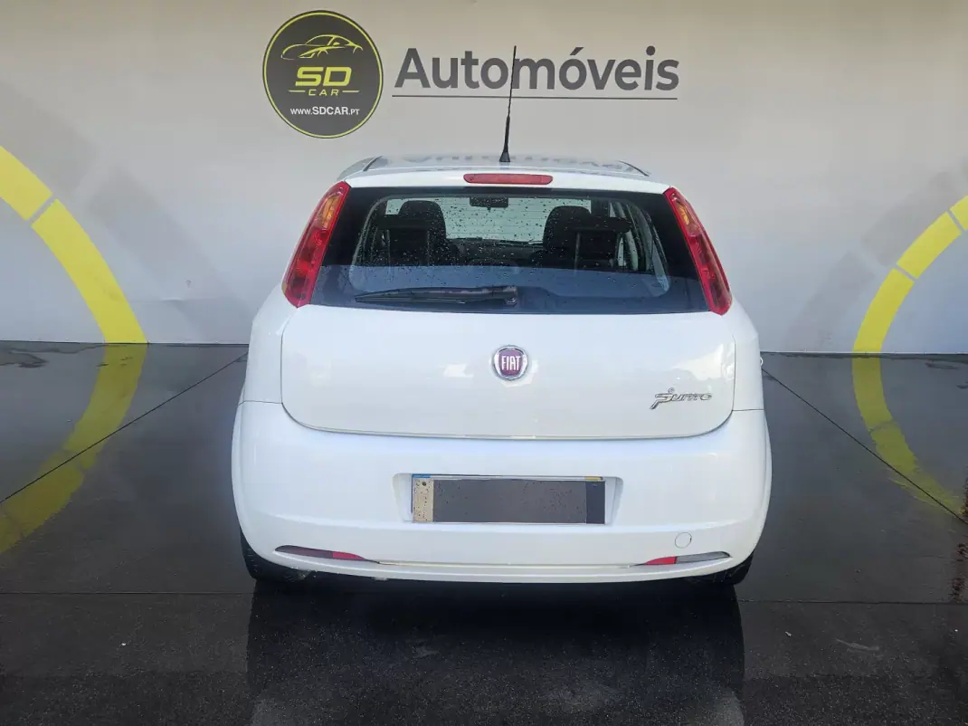 Fiat Punto 2011 - 4750 EUR, 174000 km - AUTO.MOTO.pt - 174000km - foto 4 de 9