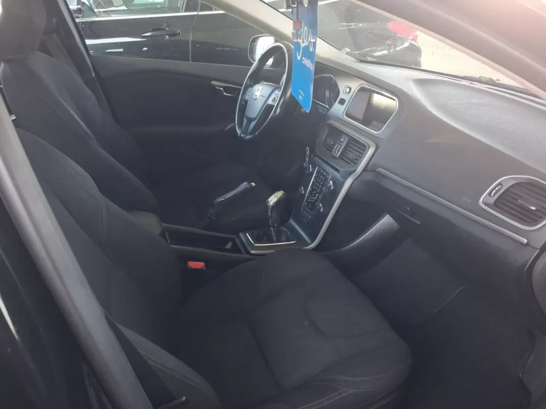Volvo V40 2012 - 6900 EUR, 250000 km - AUTO.MOTO.pt - 250000km - foto 8 de 13