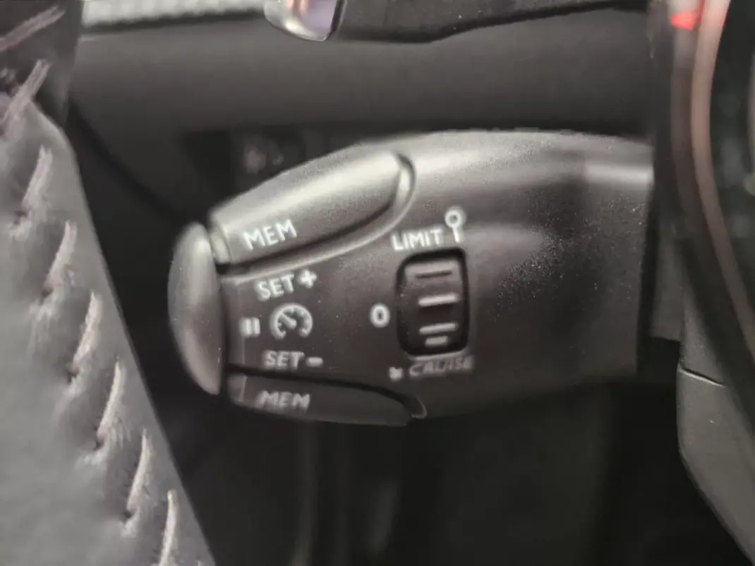 Peugeot 2008 2021 - 16500 EUR, 169015 km - AUTO.MOTO.pt - 169015km - foto 8 de 22