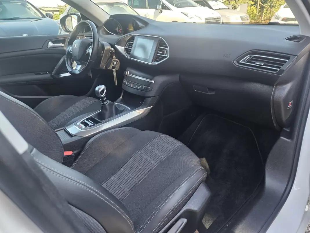 Peugeot 308 SW 2019 - 13500 EUR, 145500 km - 145500km - foto 13 de 33