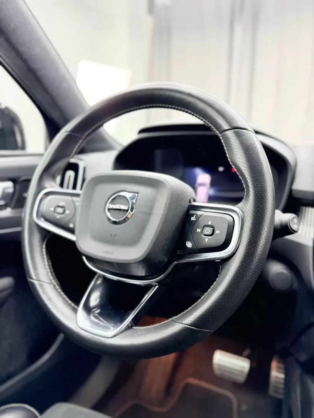 Volvo XC 40 2020 - 25999 EUR, 159000 km - AUTO.MOTO.pt - 159000km - foto 18 de 24