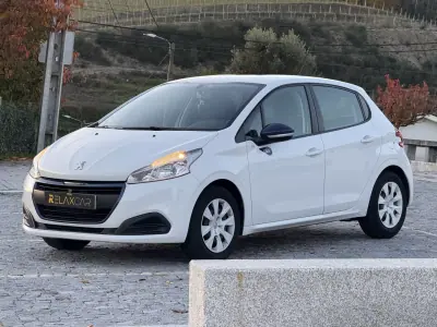 Peugeot 208 2016 - 7500 EUR, 121000 km - AUTO.MOTO.pt - 121000km - foto 2 de 20