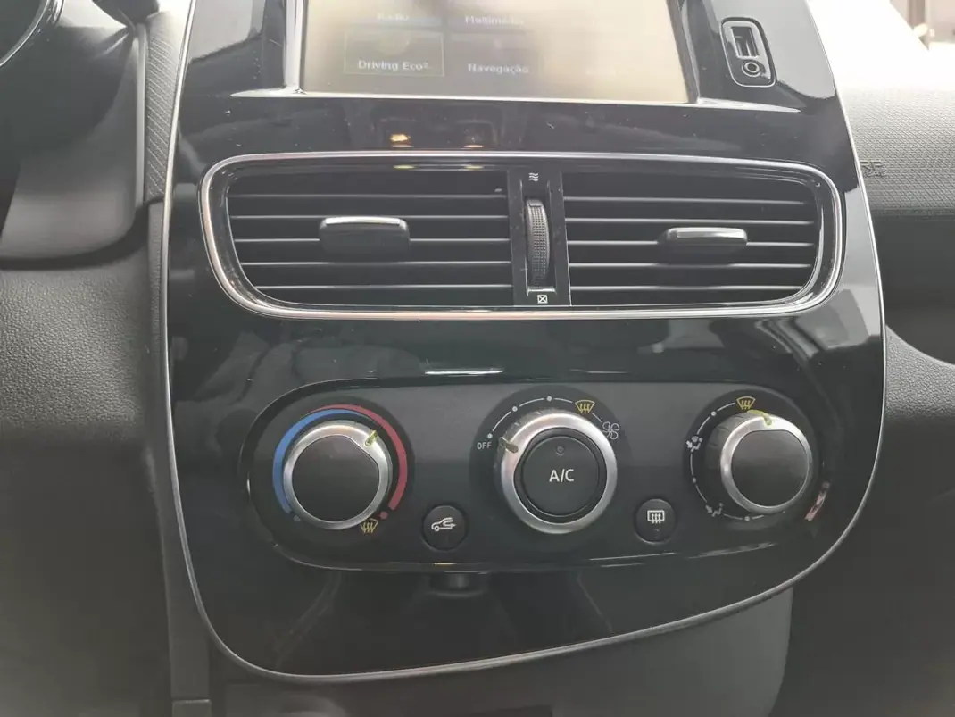 Renault Clio Sport Tourer 2018 - 11250 EUR, 87756 km - AUTO.MOTO.pt - 87756km - foto 19 de 30