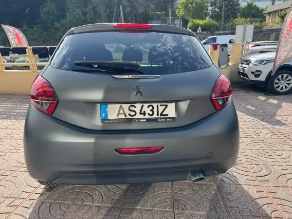 Peugeot 208 2015 - 8900 EUR, 195000 km - AUTO.MOTO.pt - 195000km - foto 9 de 29
