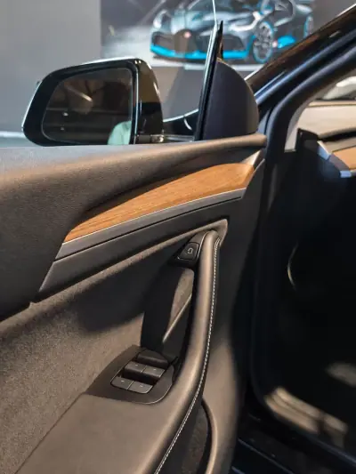 Tesla Model Y 2023 - 38490 EUR, 74953 km - 74953km - foto 11 de 25