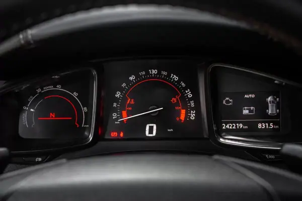 Citroën DS5 2013 - 8900 EUR, 242219 km - AUTO.MOTO.pt - 242219km - foto 17 de 38