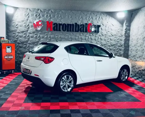 Alfa Romeo Giulietta 2012 - 13750 EUR, 119336 km - AUTO.MOTO.pt - 119336km - foto 12 de 35