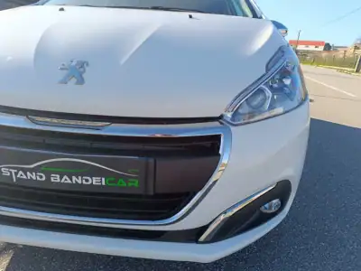 Peugeot 208 2017 - 11500 EUR, 81000 km - AUTO.MOTO.pt - 81000km - foto 12 de 24