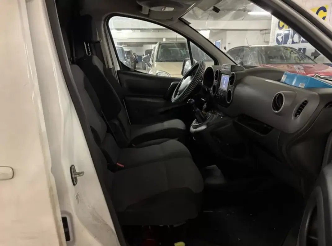 Peugeot Partner L1 2018 - 12490 EUR, 119000 km - AUTO.MOTO.pt - 119000km - foto 2 de 3